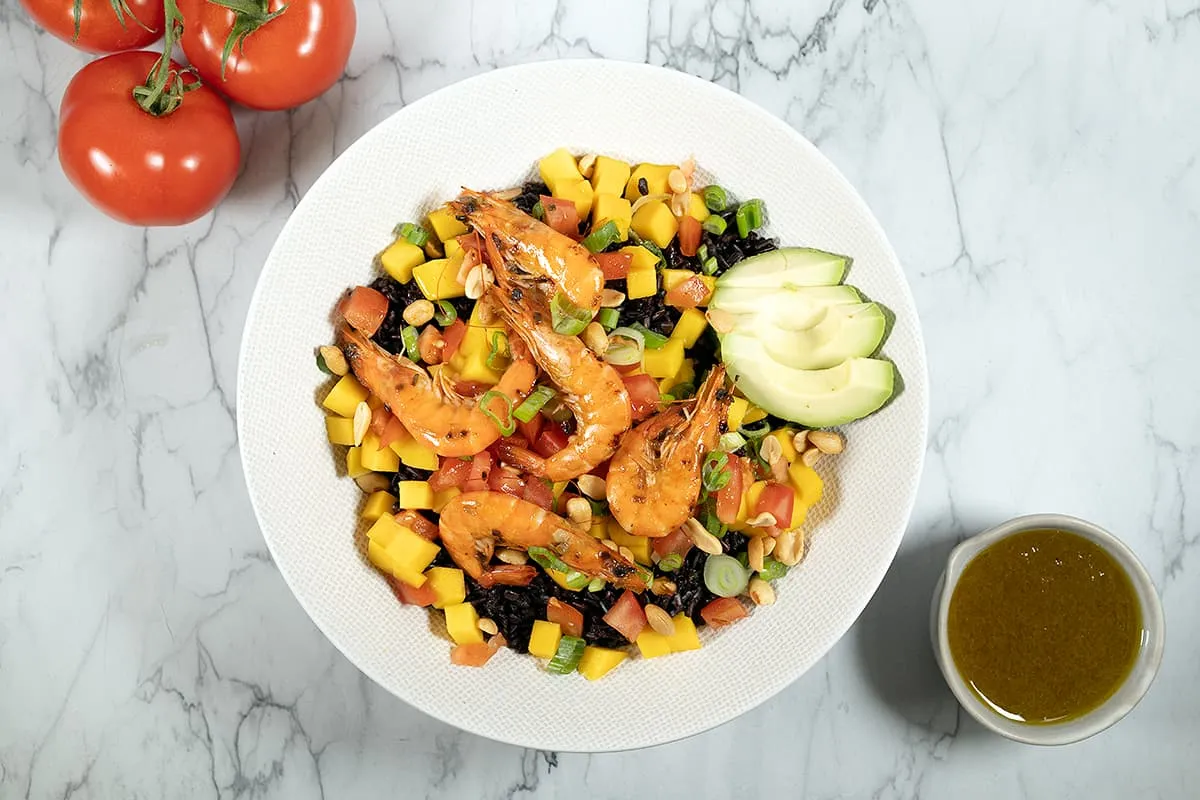 Zwarte rijst met mango en garnalen met knoflook