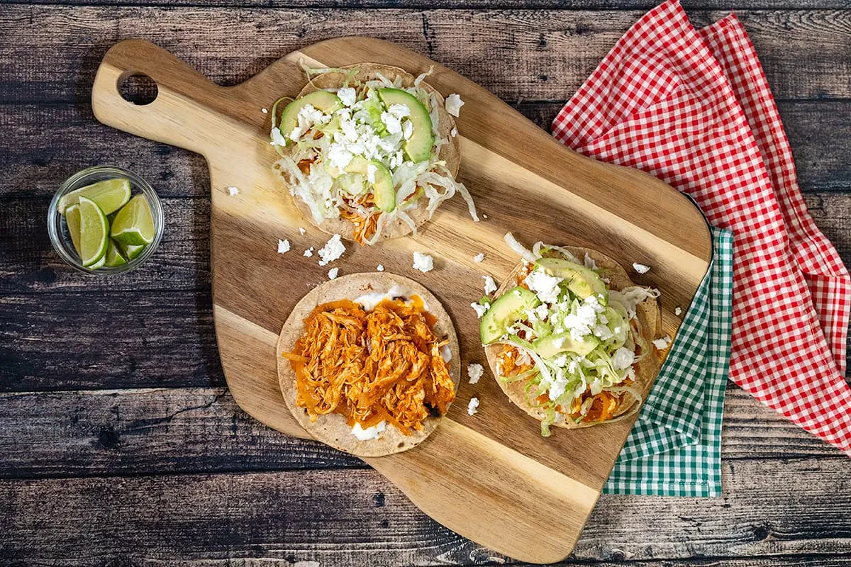 Taco's met kip tinga in een lekker pittige saus
