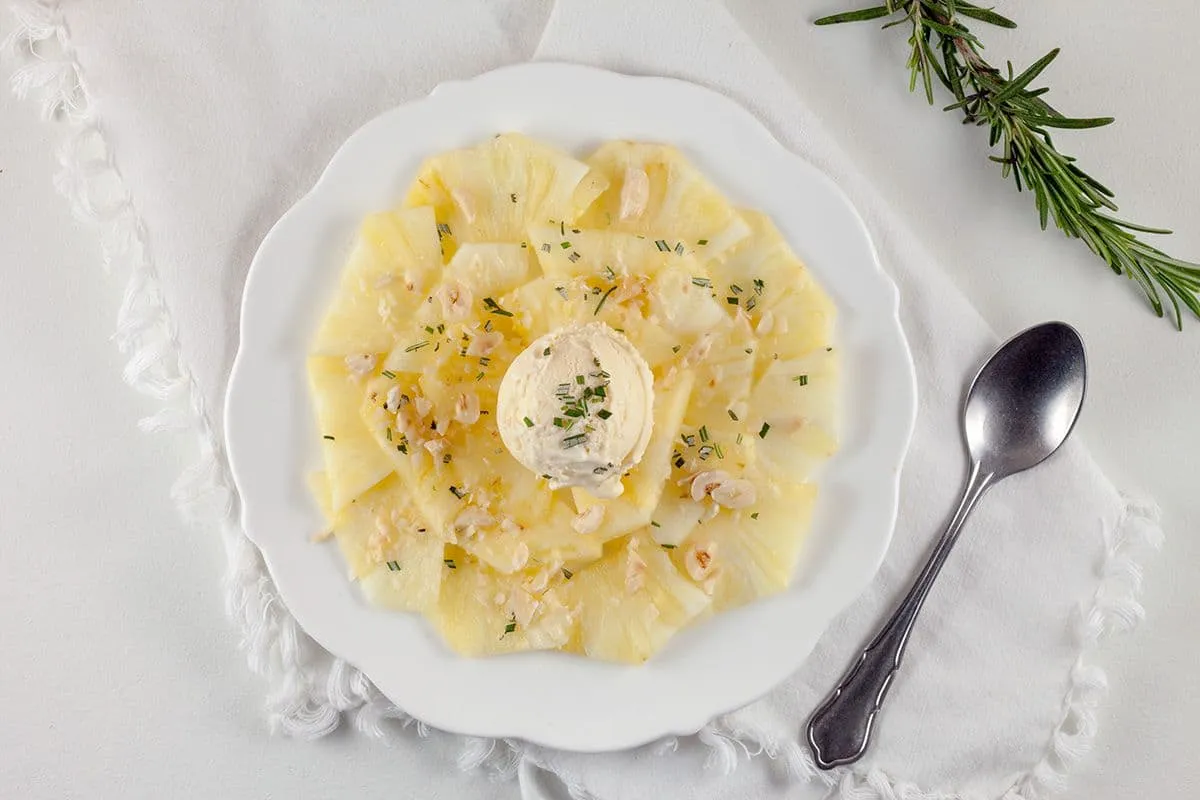 Ananascarpaccio met rozemarijnijs
