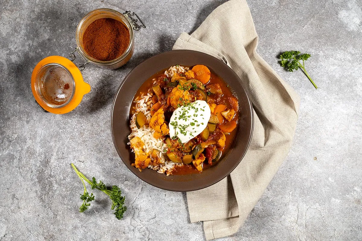 Deze vegetarische goulash zit bomvol lekkere groenten