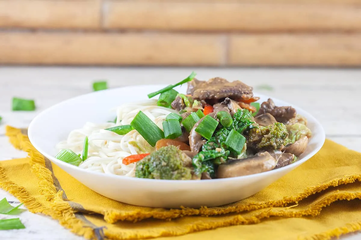 Biefstuk uit de wok met pindasaus