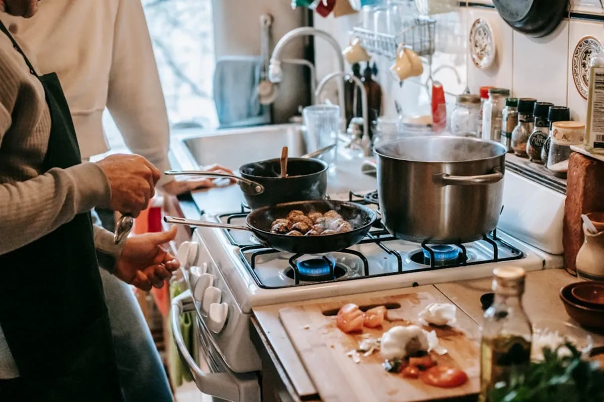 Zo voorkom je dat eten aanbakt in een roestvrijstalen pan