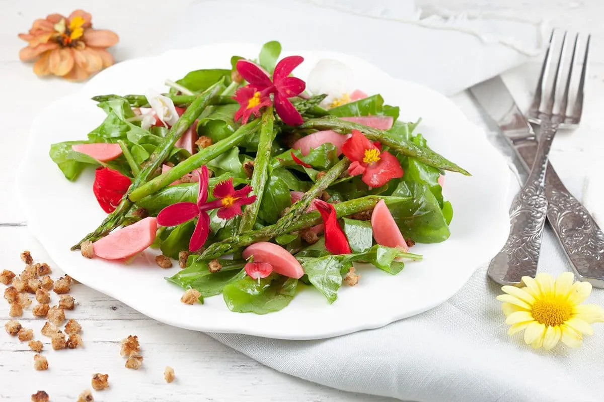 Groene aspergesalade met eetbare bloemen