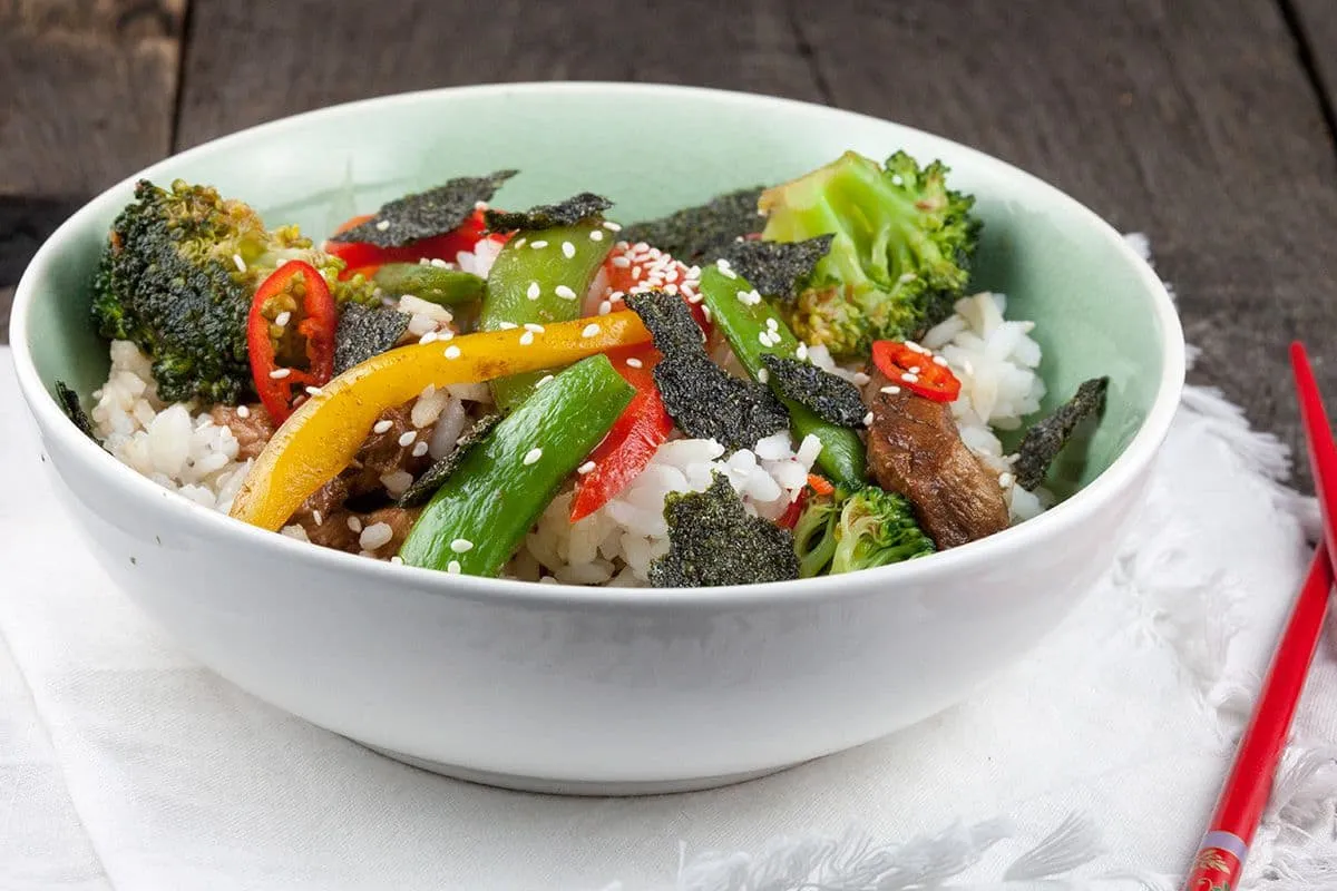 Sushi bowl met bief teriyaki