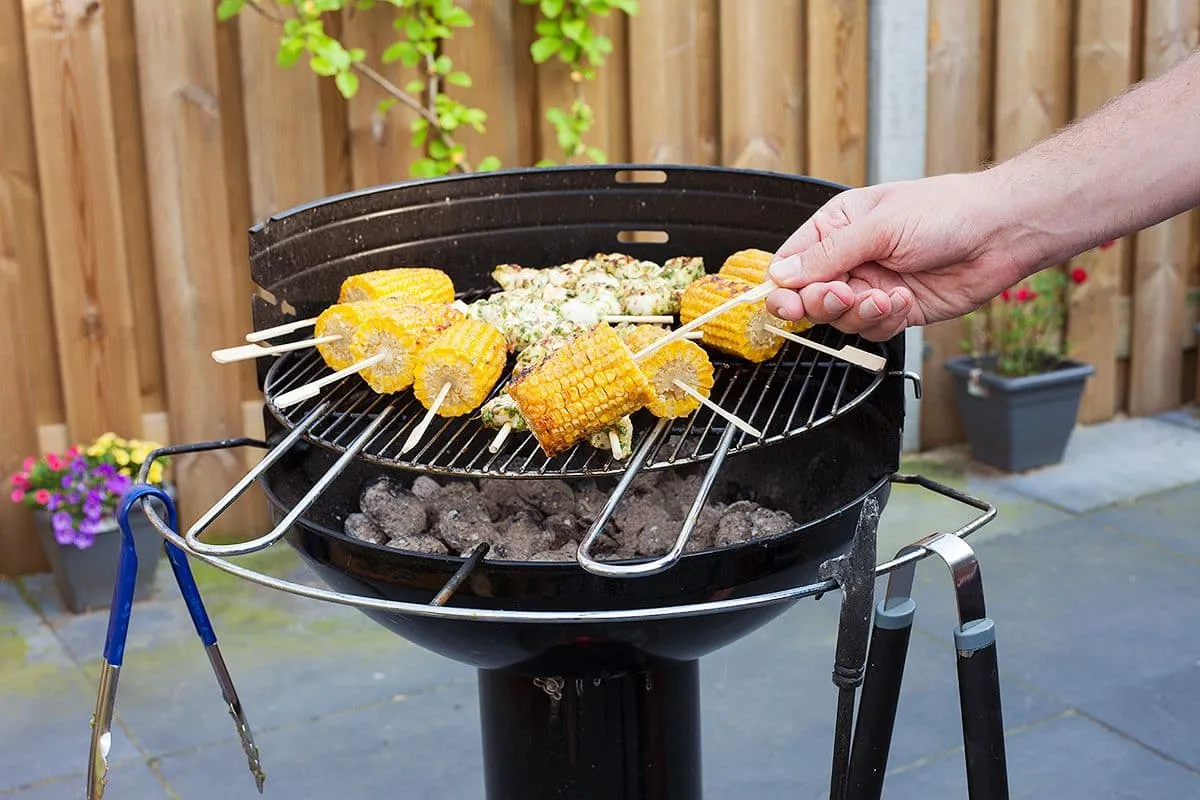 Gegrilde maïskolf van de BBQ met knoflookboter