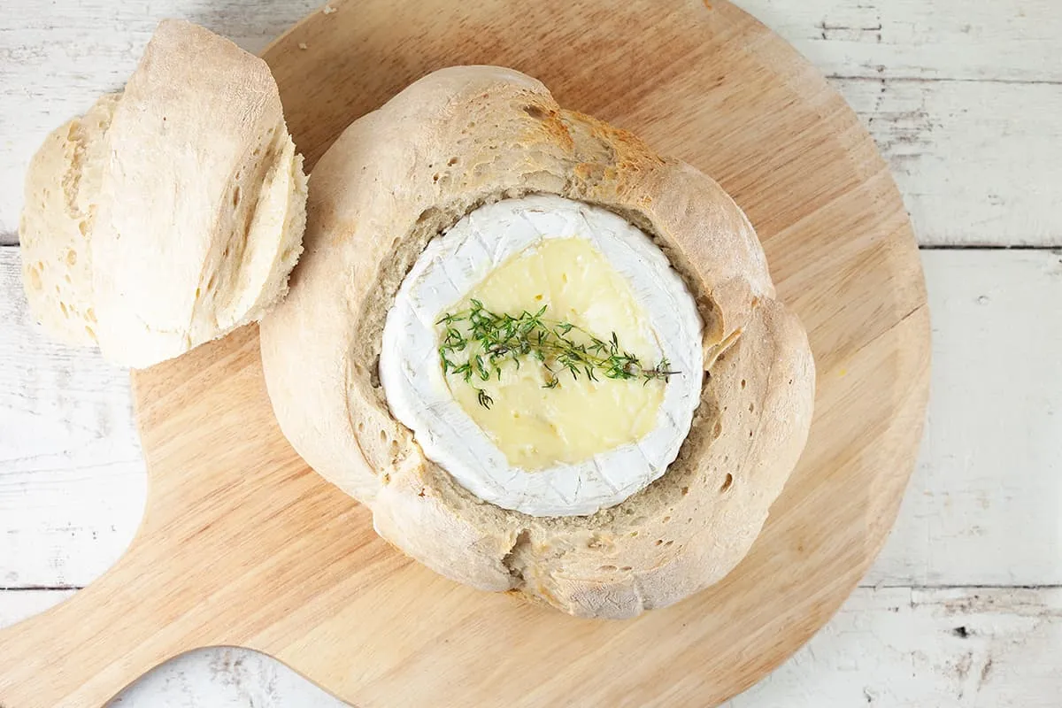 Brood met camembert uit de oven