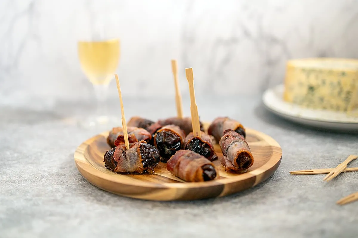 Warme gevulde dadels met spek