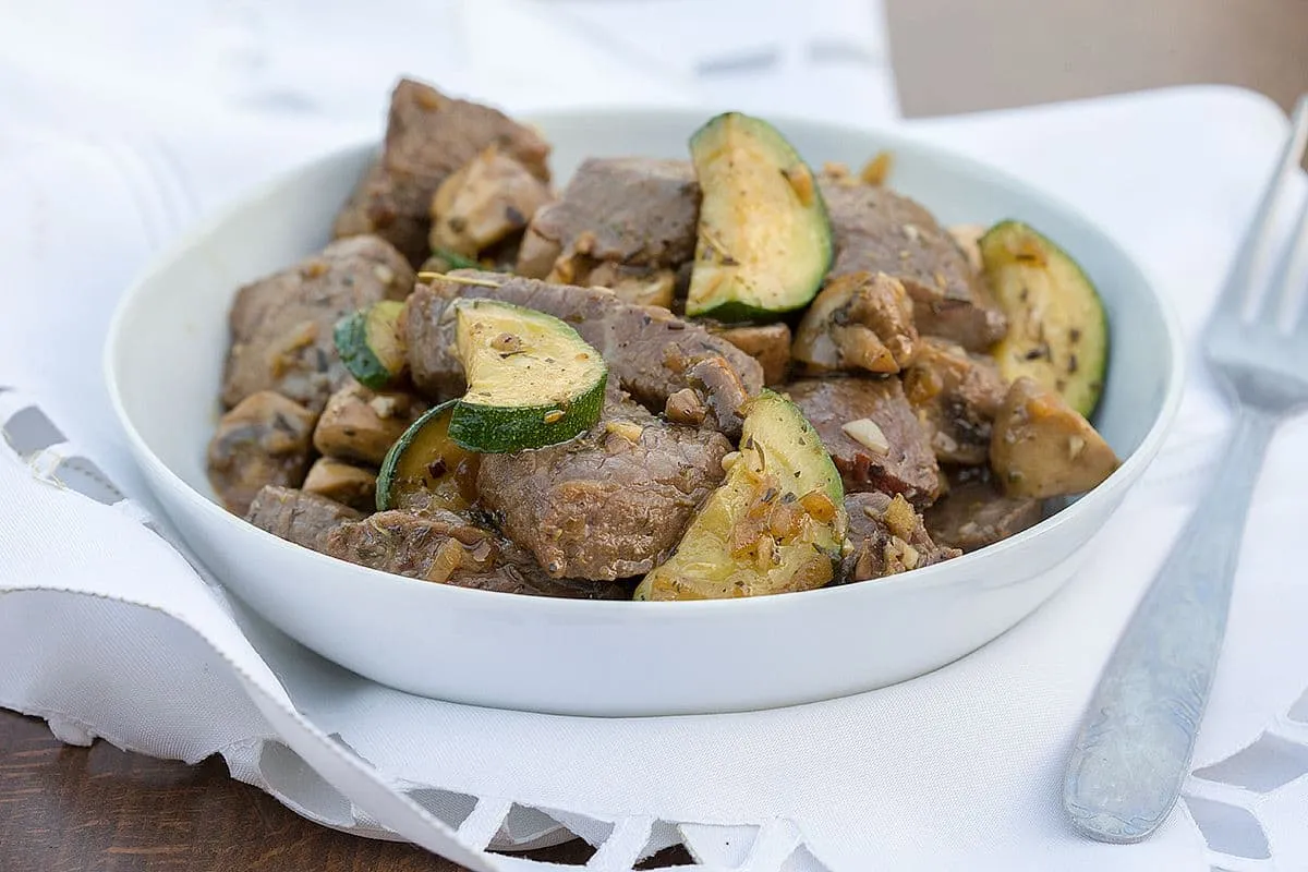 Gemarineerd rundvlees met courgette en champignons