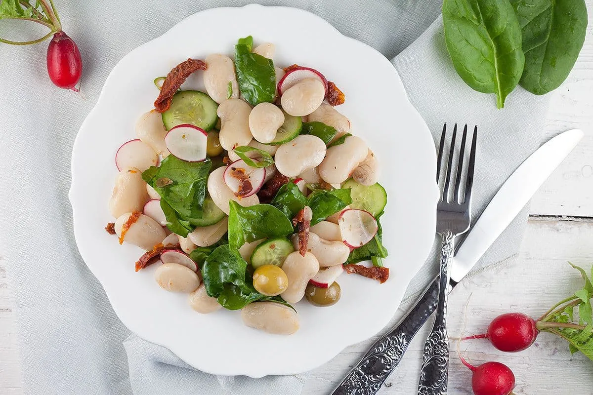 Griekse witte bonensalade