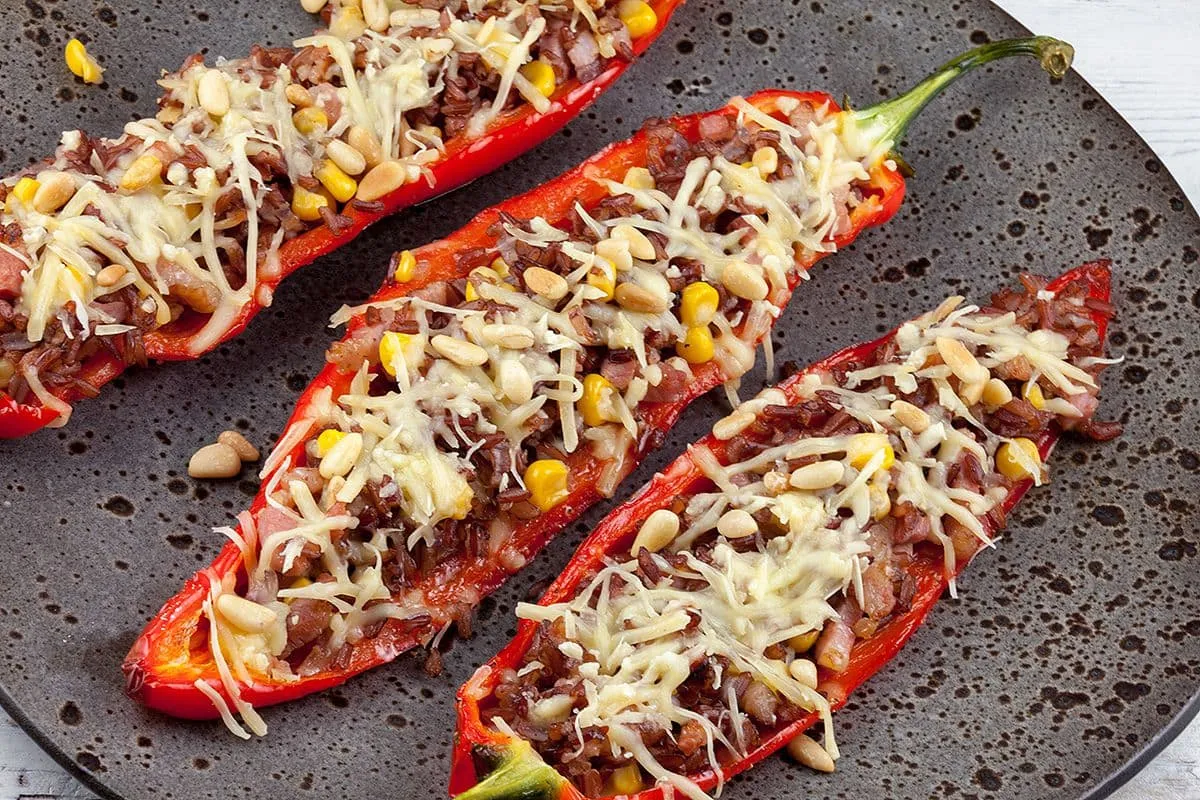 Gevulde puntpaprika's met rode rijst en spekjes