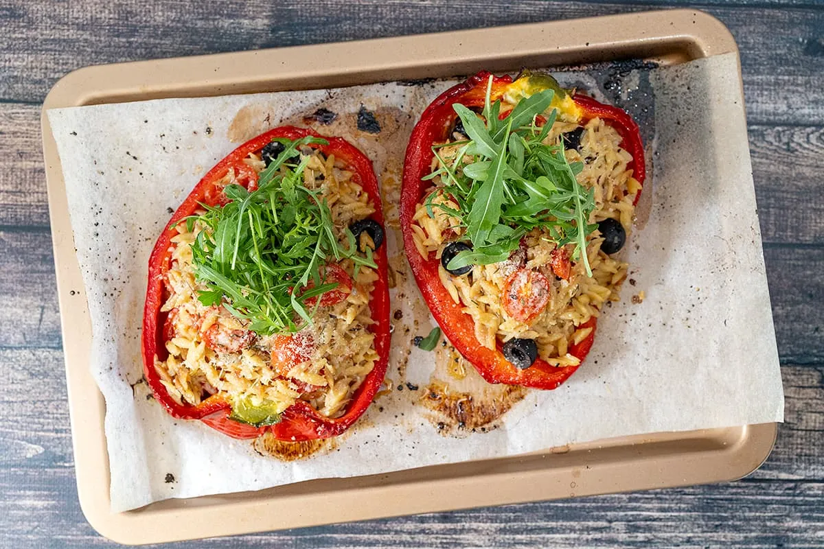 Gevulde paprika met orzo - heerlijke vegetarische paprika's