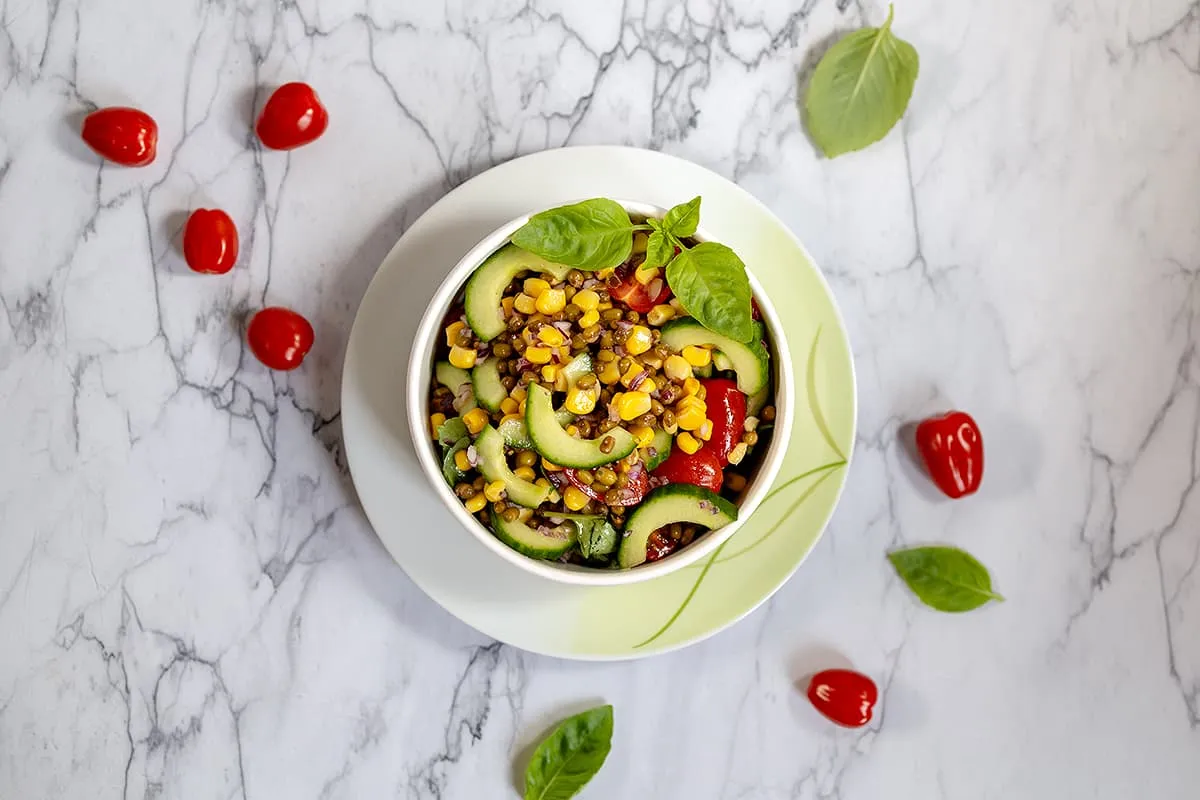 Mungbonensalade met maïs - heerlijk fris met limoen