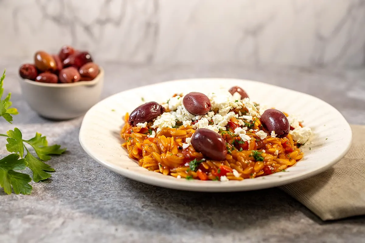 Orzo (volkoren) met olijven in tomatensaus