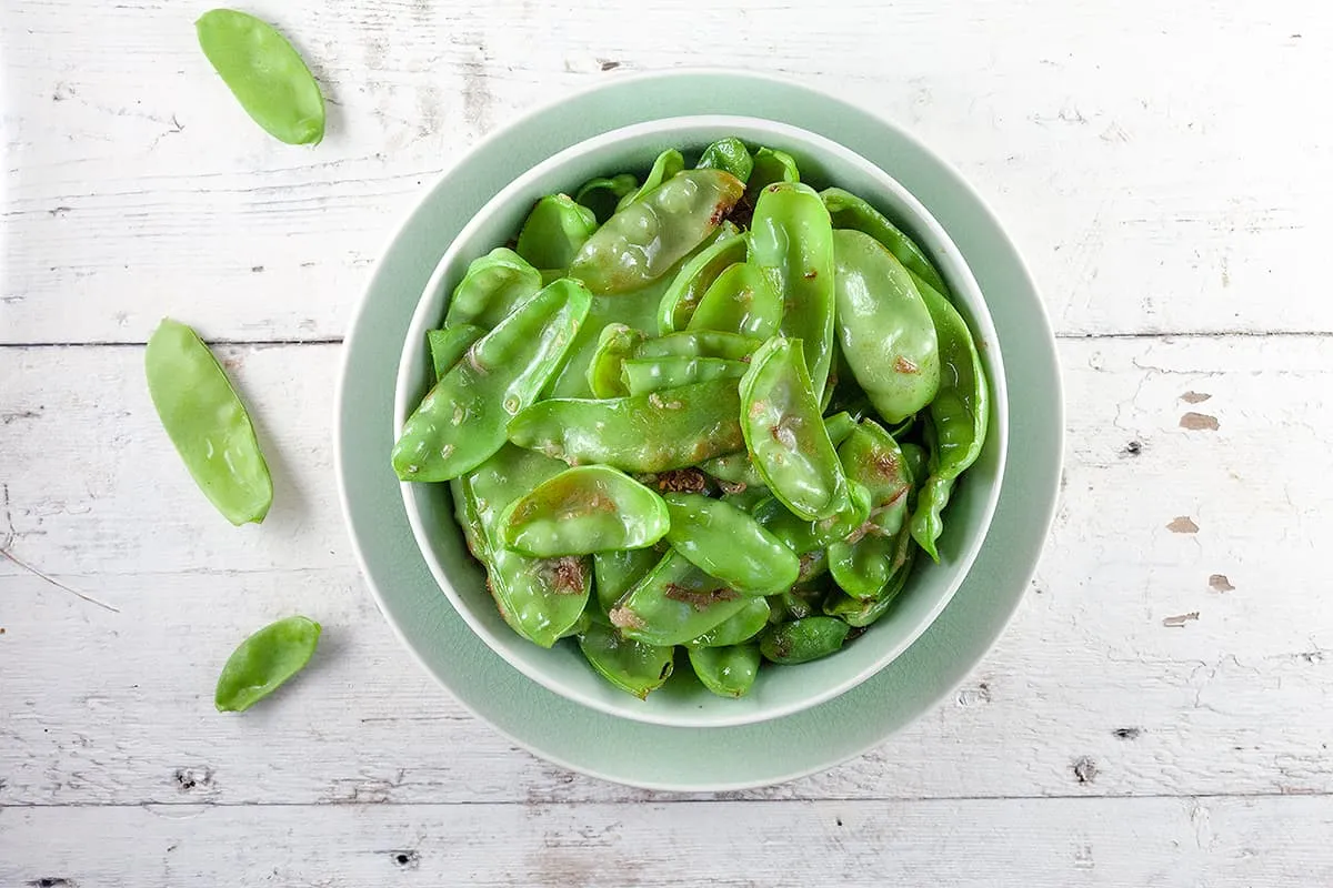 Peultjes met knoflook en gember uit de wok