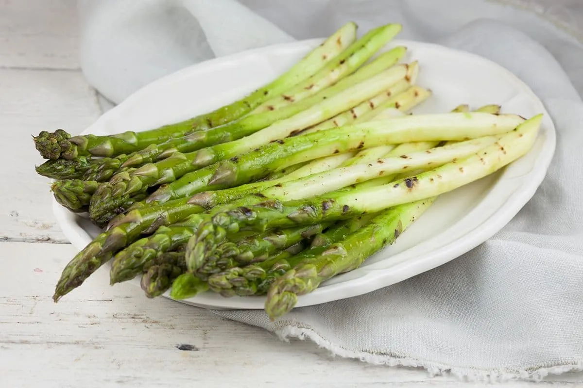 Gegrilde groene asperges