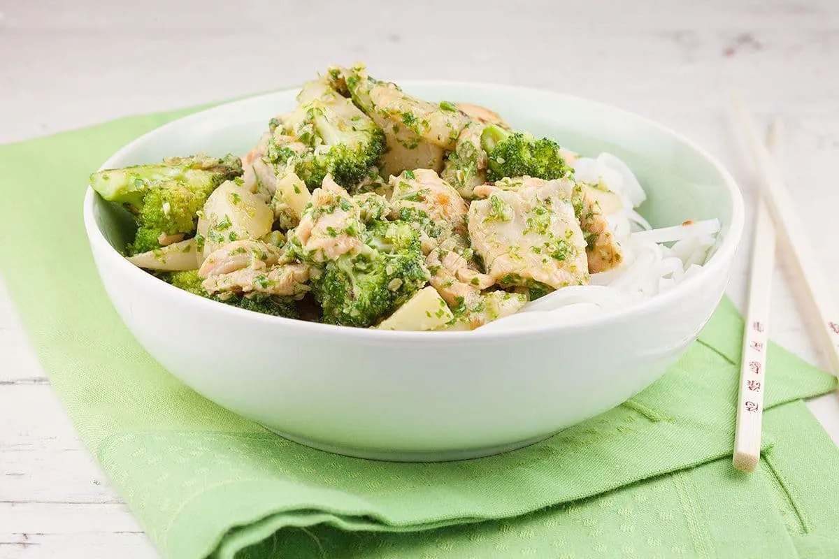 Zalm met rucolapesto en rijstnoedels