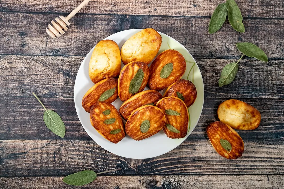 Hartige madeleines met geitenkaas, honing en salie