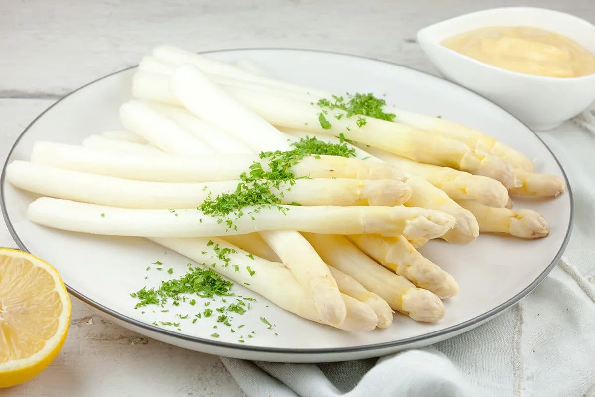 Witte asperges met koude Franse mousselinesaus