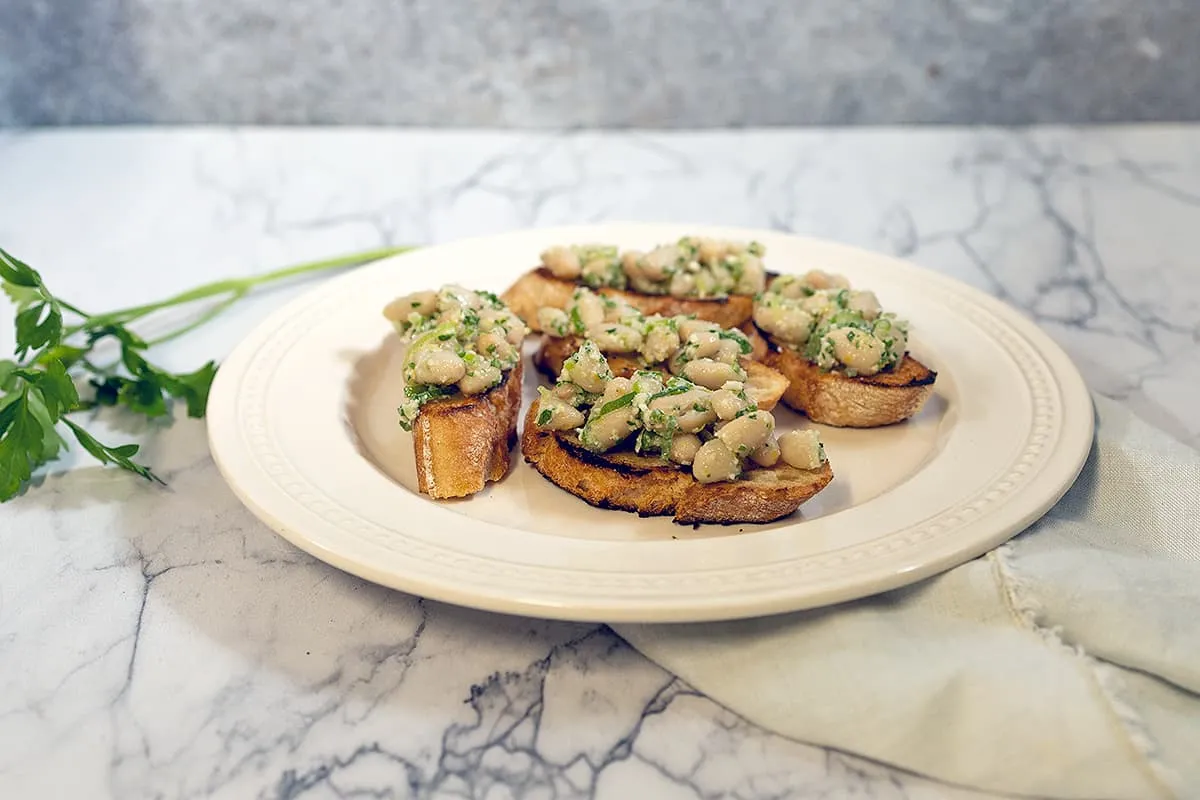 Bruschetta met cannellini bonen - lekker en makkelijk hapje