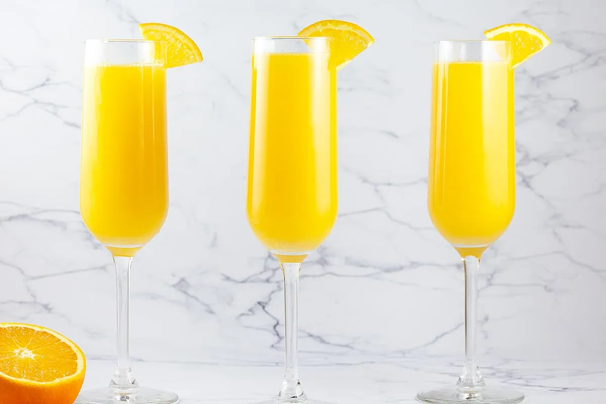 Mimosa cocktail met sinaasappelsap en champagne
