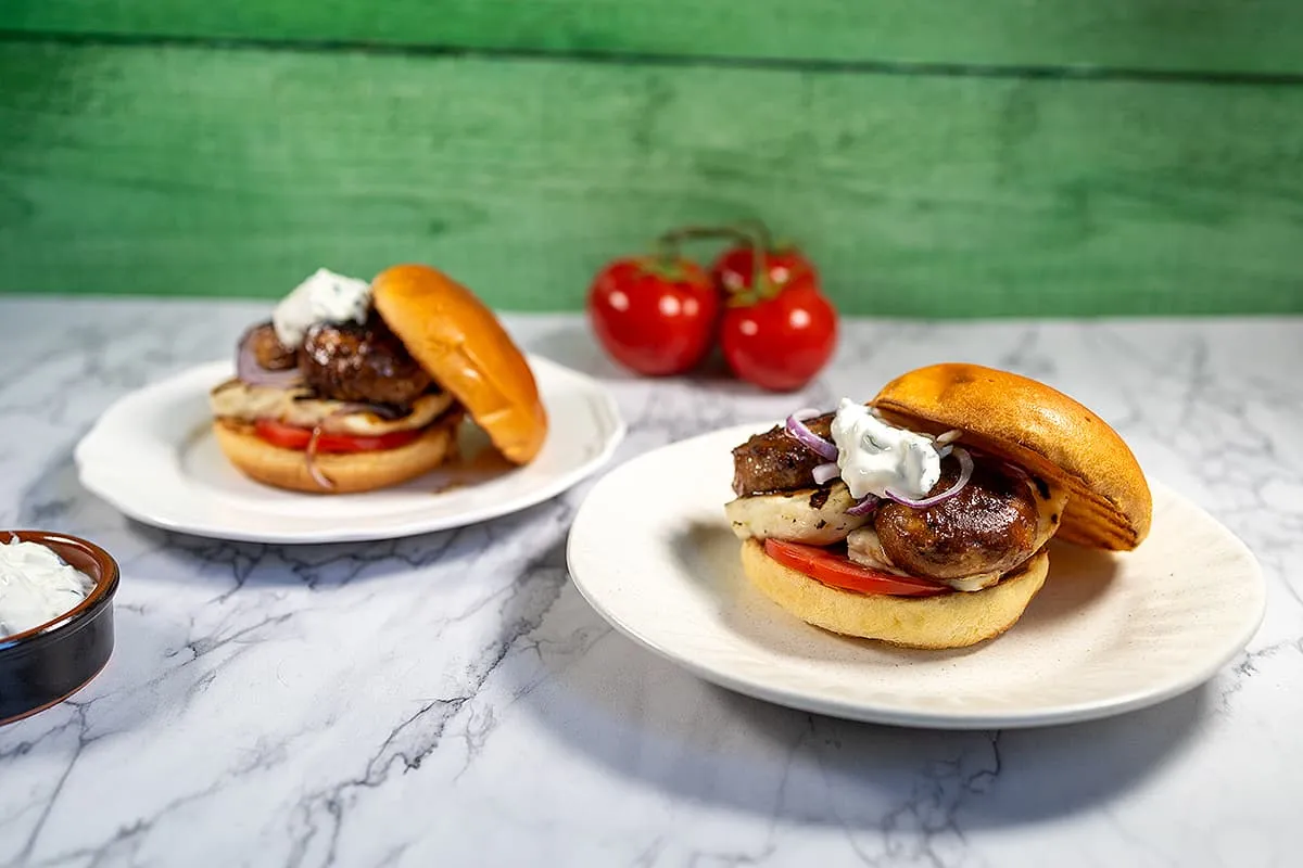 Halloumi burger met champignons - heerlijk met tzatziki en miso