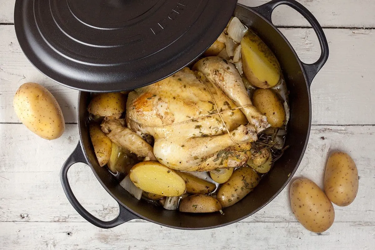 Rustieke hele kip met venkel uit de pan