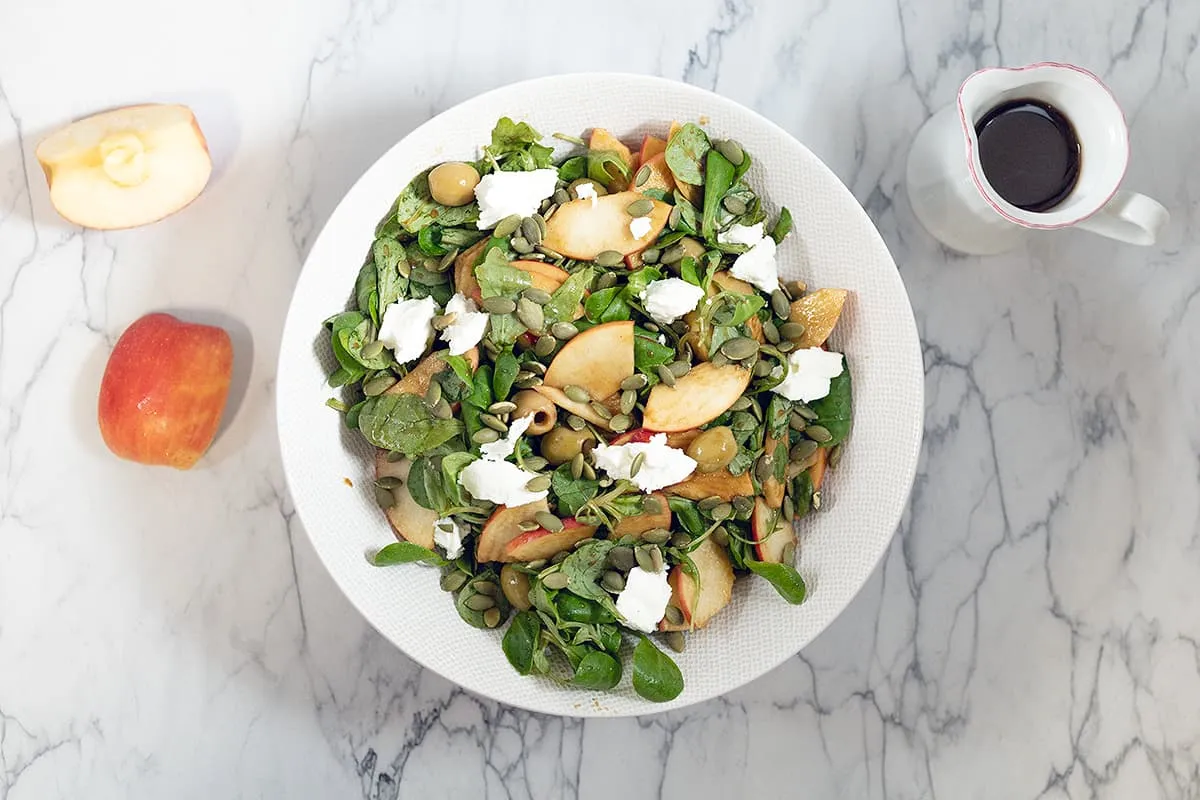 Salade met appel en geitenkaas - lekker fris en knapperig