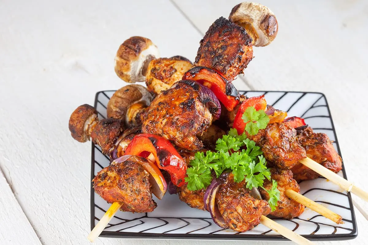 Kip shaslick van de barbecue