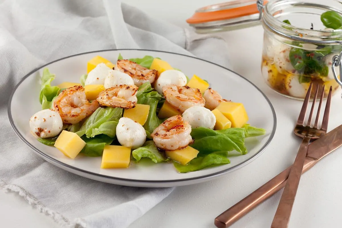 Salade met gamba's, mango en mozzarella