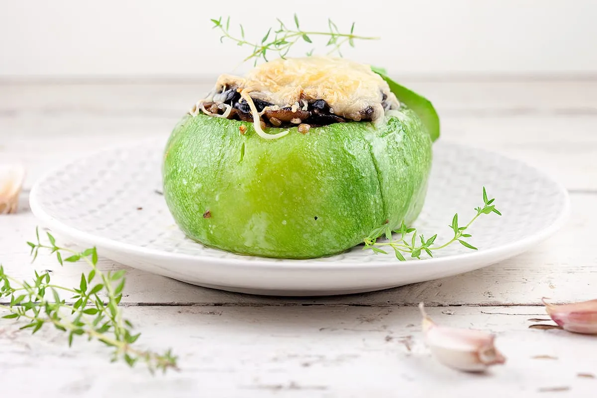 Gevulde courgette met knoflook champignons