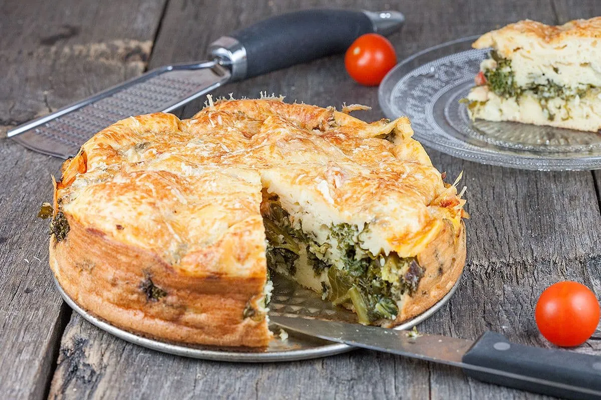 Vegetarische boerenkool en cherry tomaatjes taart