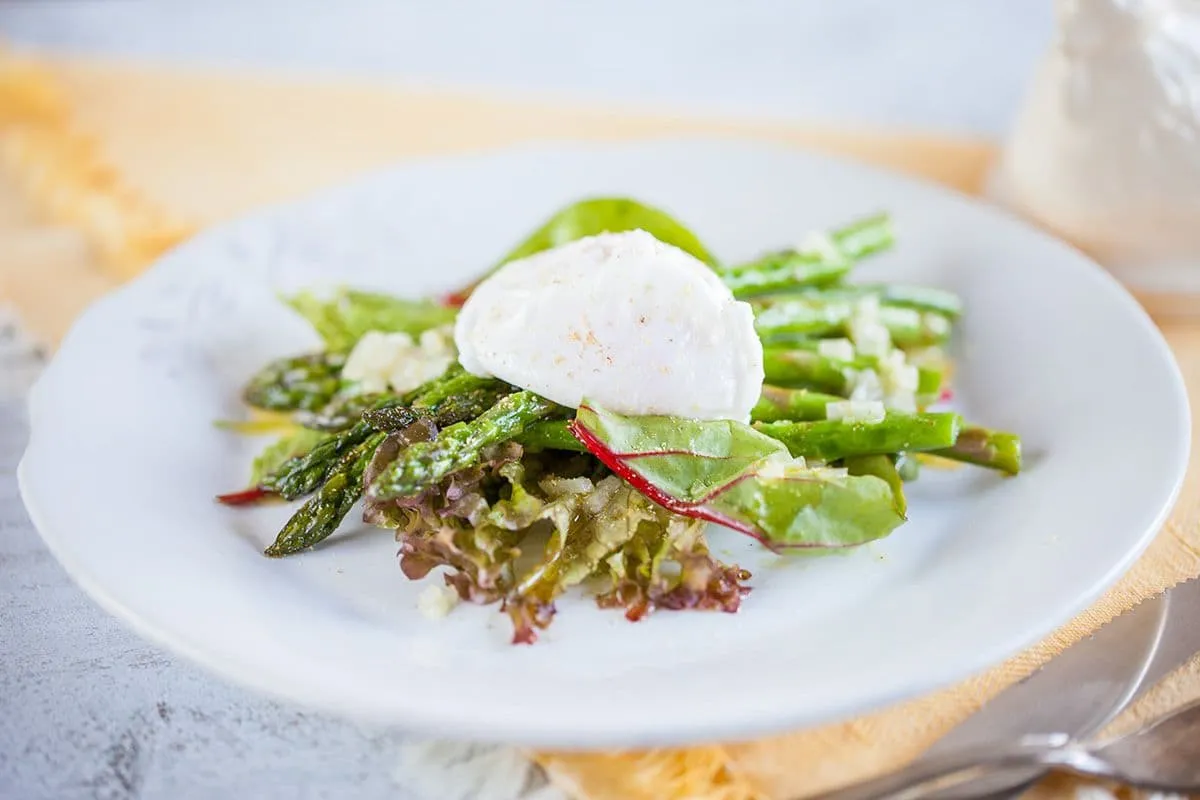 Groene aspergesalade met gepocheerd ei