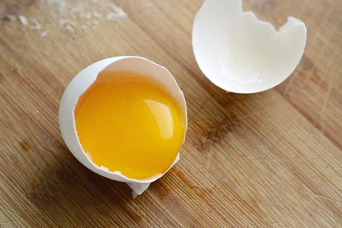 Hoe kun je het makkelijkste een eierdooier scheiden?