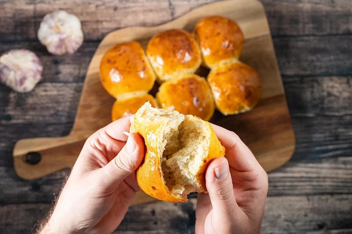 Breekbrood met ui en knoflook - zachte zelfgemaakte broodjes