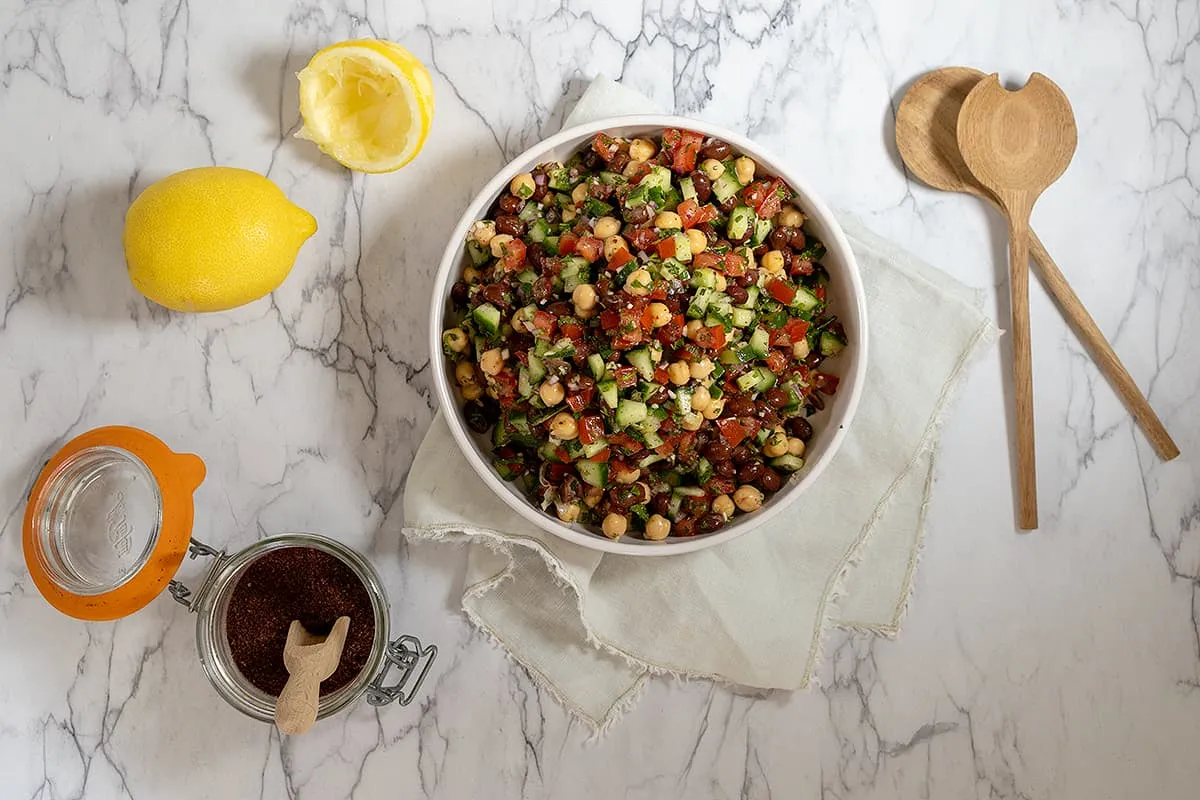 Balela salade - een frisse salade met kikkererwten en zwarte bonen