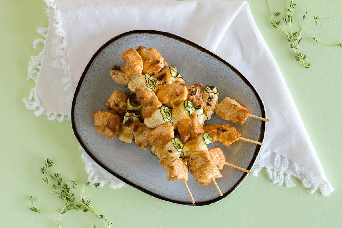 Kip en courgette spies van de barbecue