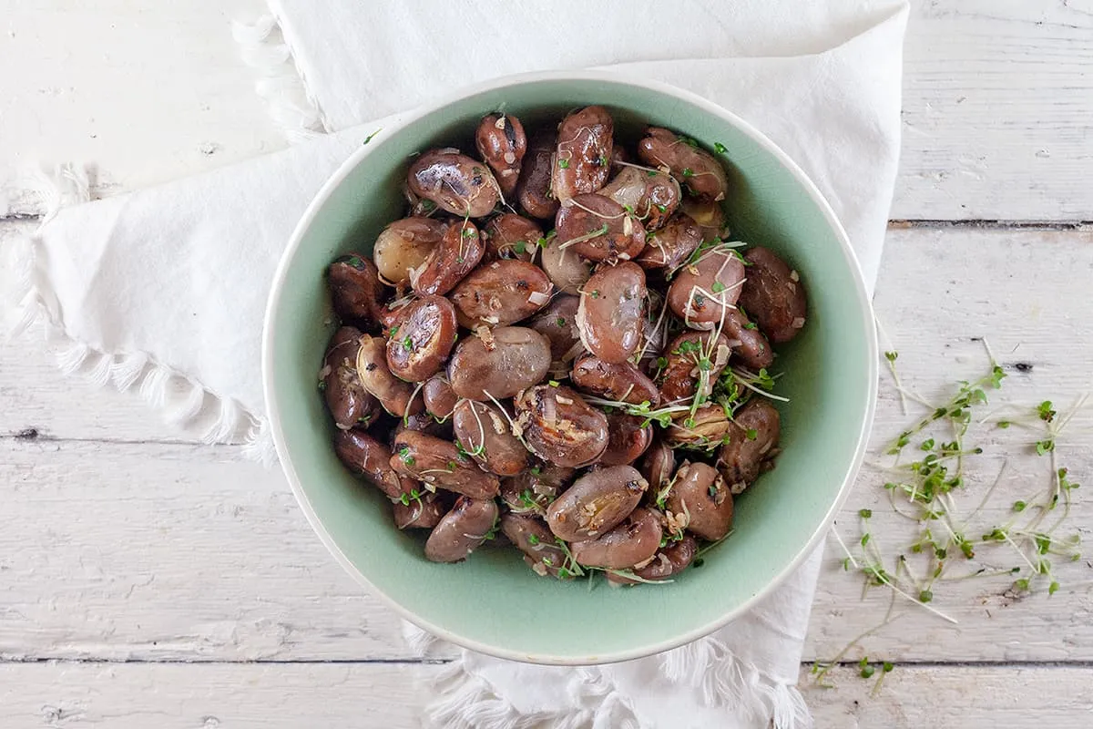 Gebakken tuinbonen met knoflook