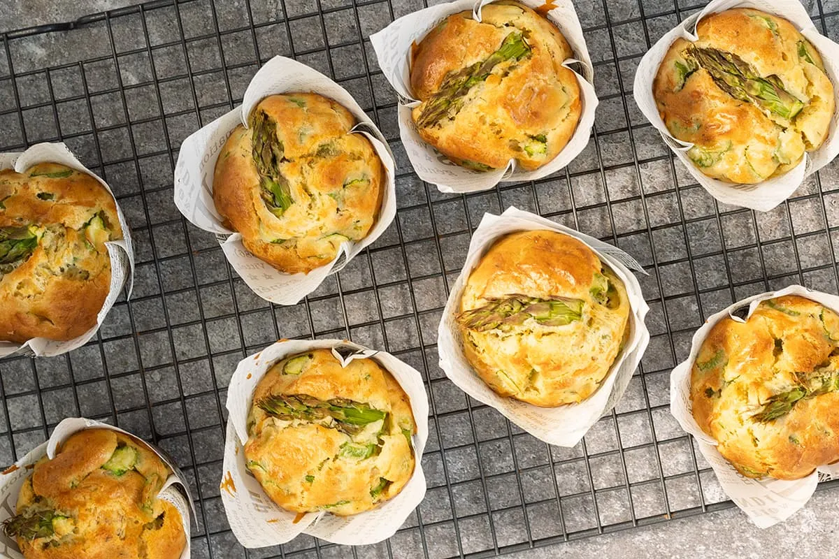 Hartige muffins met groene asperges en kaas