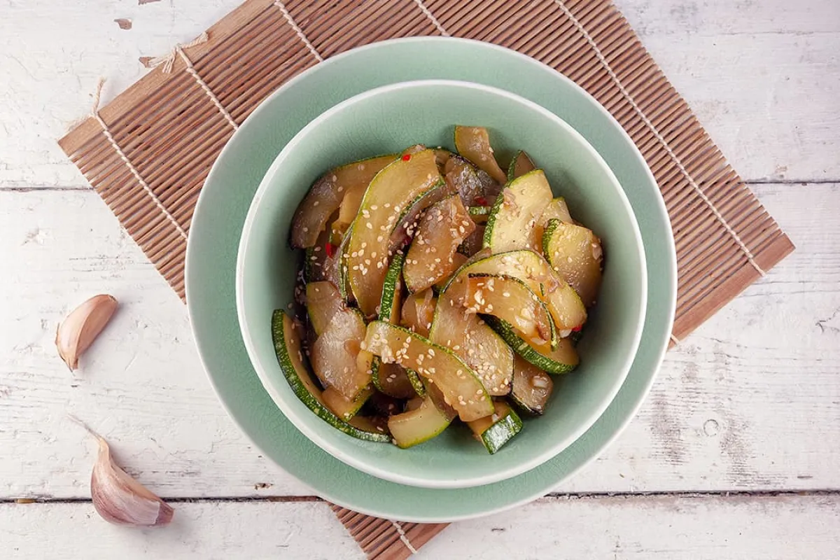 Licht pittige courgette met sesam uit de wok