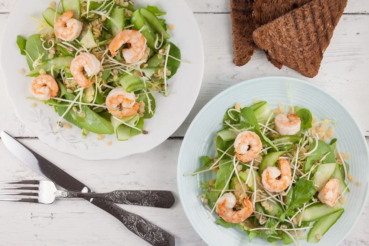 Rode linzensalade met gamba's