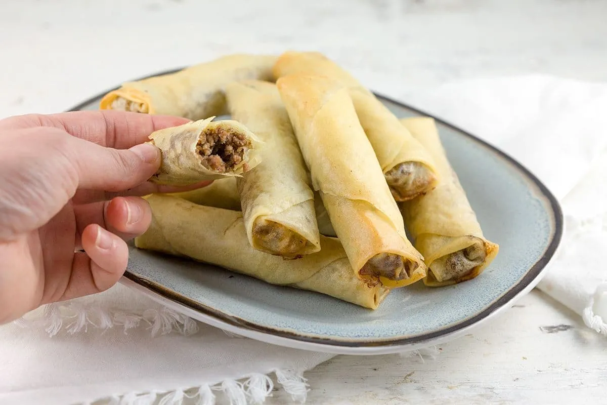 Kruidige gehakt filodeeg rolletjes