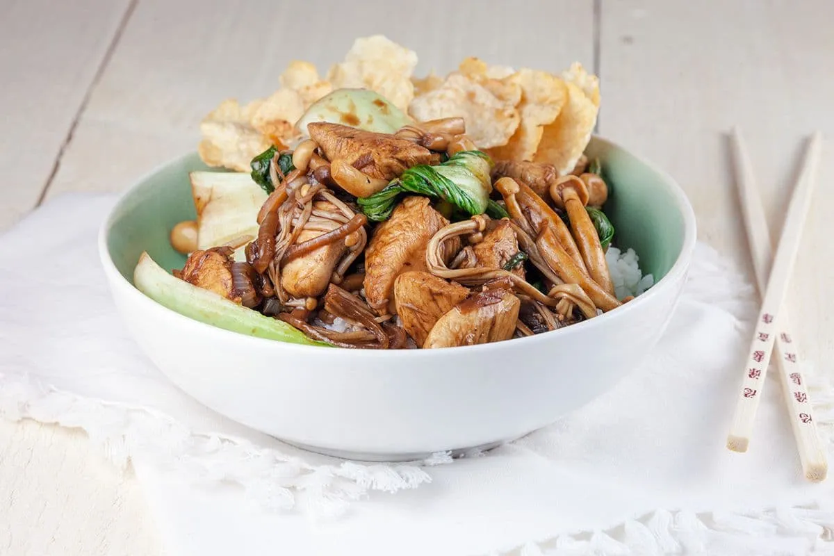 Shimeji, enoki en kip roerbak met pandan rijst