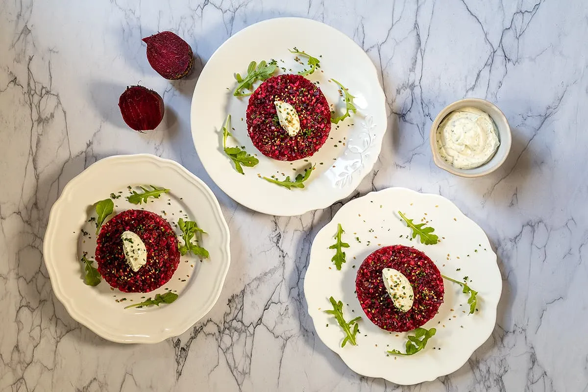 Vegetarische rode bieten tartaar met kappertjes