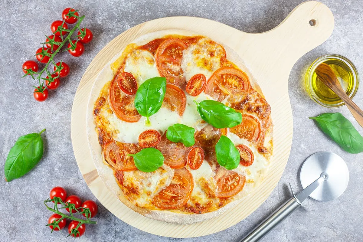 Pizza caprese met tomaten en basilicum