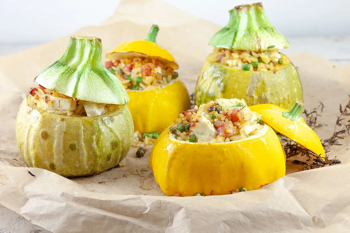 Gevulde courgette met rijst en erwtjes