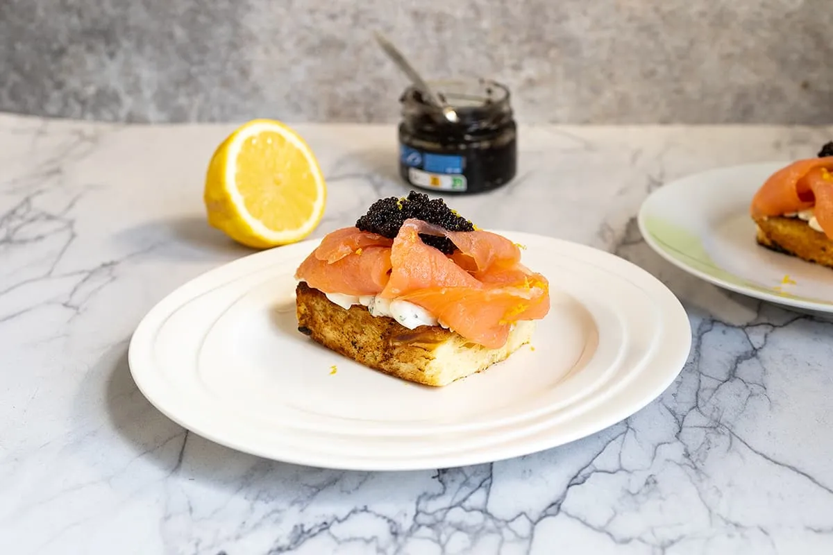 Brioche met zalm en citroen - een fris voorgerecht