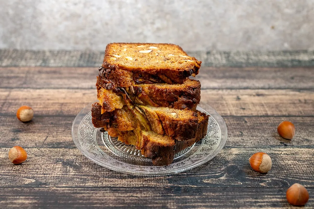 Bananenbrood met hazelnoten - smeuïg met stukjes chocolade