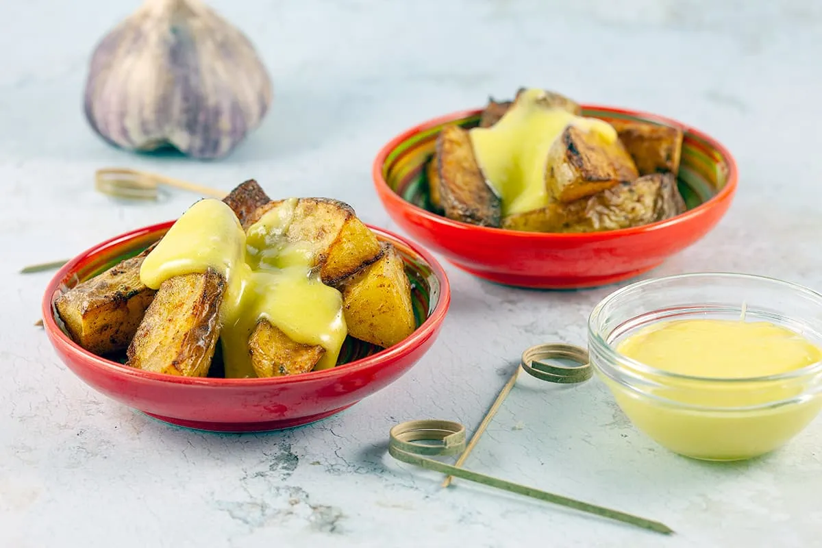 Patatas bravas met aioli (Spaanse aardappeltjes)