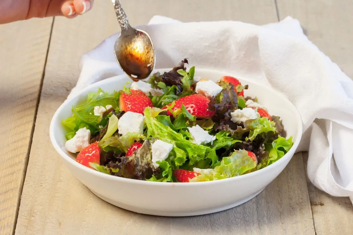 Aardbeiensalade met geitenkaas