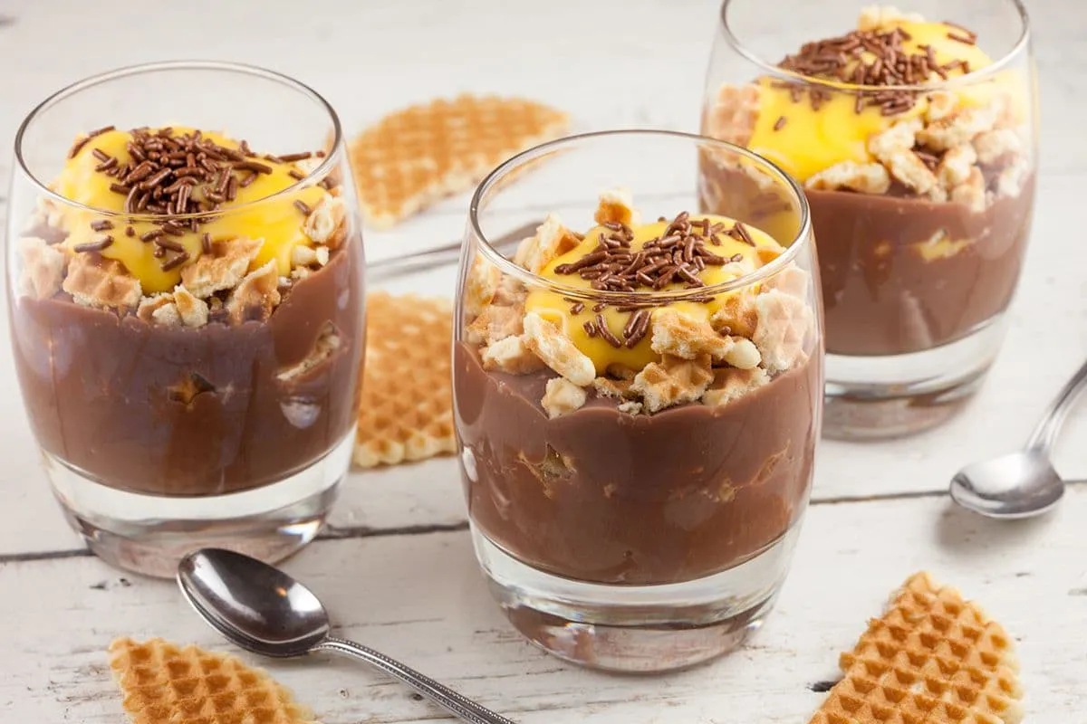 Advocaat toetje met wafels en chocoladevla